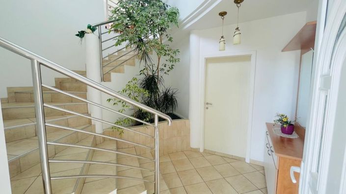 Image No.9-17 Bed House for sale