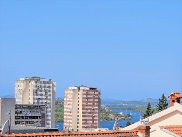 prilika-komforan-stan-s-vrtom-i-garazom-sibenik-baldekin_1