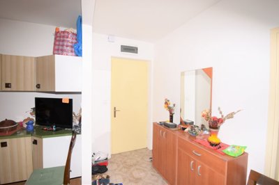 prilika-komforan-stan-s-vrtom-i-garazom-sibenik-baldekin_11