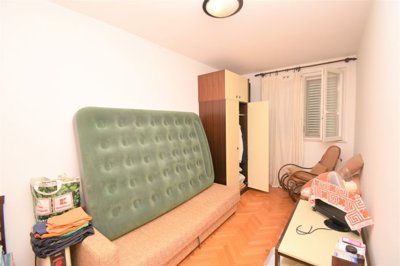 prilika-komforan-stan-s-vrtom-i-garazom-sibenik-baldekin_15