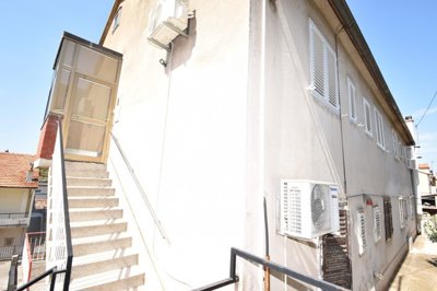 prilika-komforan-stan-s-vrtom-i-garazom-sibenik-baldekin_8