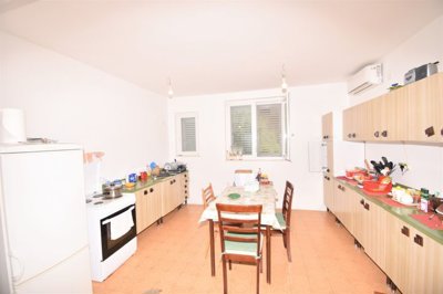 prilika-komforan-stan-s-vrtom-i-garazom-sibenik-baldekin_9