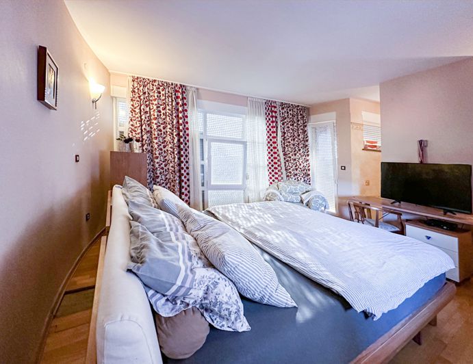 Image No.12-8 Bed Villa for sale