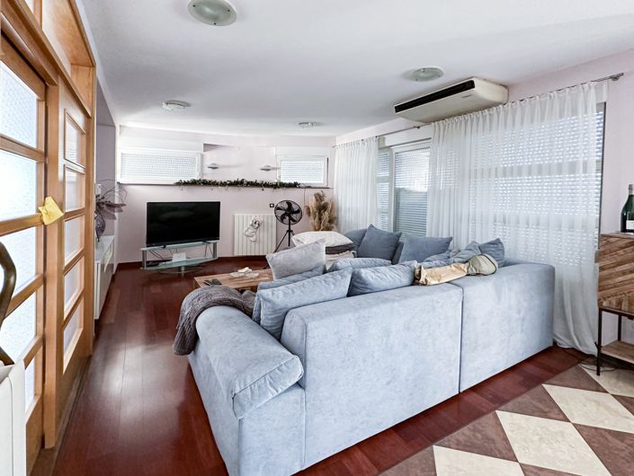 Image No.17-8 Bed Villa for sale