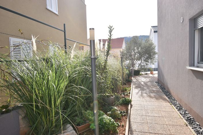 Image No.18-8 Bed House for sale