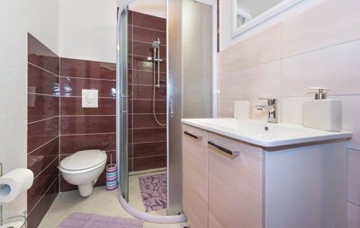 samostojeca-kuca-s-apartmanima-blizu-plaze-grebastica-270-m2_2