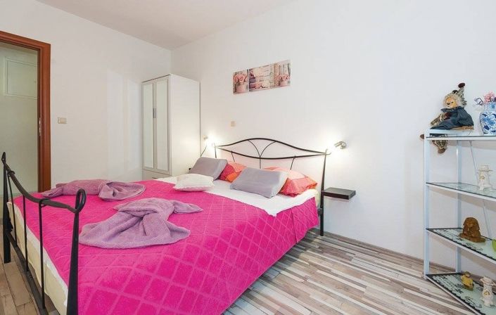 Image No.7-8 Bed House for sale