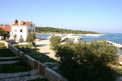 kuca-sa-uhodanim-restoranom-prvi-red-do-mora-silba_11