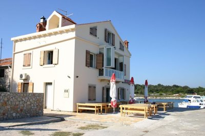 kuca-sa-uhodanim-restoranom-prvi-red-do-mora-silba_6