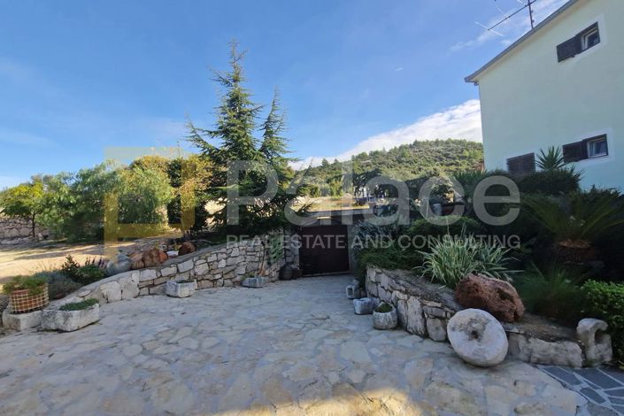 Image No.17-6 Bed House for sale