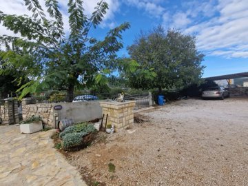 obiteljska-kuca-s-velikom-okucnicom-i-gradjevinskim_4