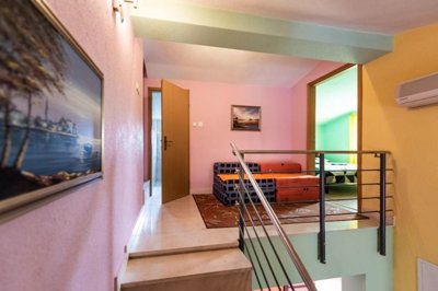 predivna-vila-s-apartmanima-i-s-bazenom-vinisce_1