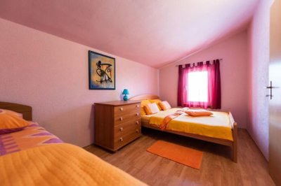predivna-vila-s-apartmanima-i-s-bazenom-vinisce_11