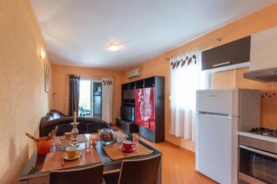predivna-vila-s-apartmanima-i-s-bazenom-vinisce_14