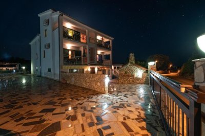 predivna-vila-s-apartmanima-i-s-bazenom-vinisce_4
