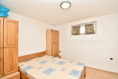 stan-u-kuci-na-obali-sa-tri-uhodana-apartmana-tribunj_1