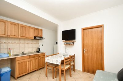 stan-u-kuci-na-obali-sa-tri-uhodana-apartmana-tribunj_11