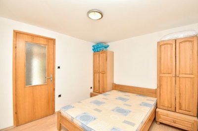 stan-u-kuci-na-obali-sa-tri-uhodana-apartmana-tribunj_2