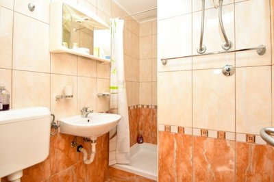 stan-u-kuci-na-obali-sa-tri-uhodana-apartmana-tribunj_3