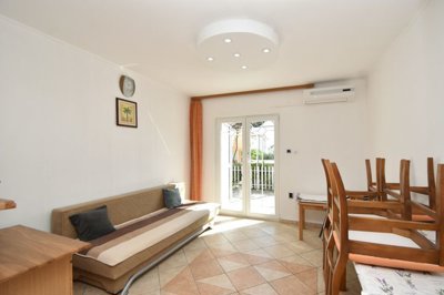stan-u-kuci-na-obali-sa-tri-uhodana-apartmana-tribunj_4