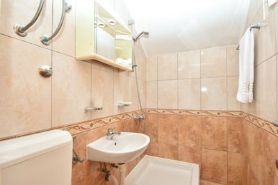 stan-u-kuci-na-obali-sa-tri-uhodana-apartmana-tribunj_6
