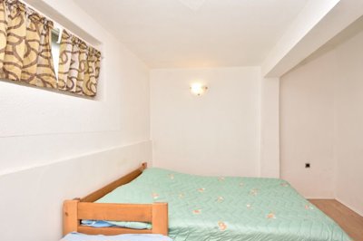 stan-u-kuci-na-obali-sa-tri-uhodana-apartmana-tribunj_9