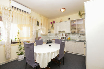 kuca-s-tri-stana-na-odlicnoj-lokaciji-u-gradu-sibenik_1