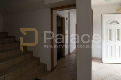 sparadici-kuca-s-pet-stanova-i-pogledom-na-more_3