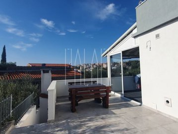 stan-s-dvije-velike-suncane-terase-okrug-gornji-15500-m2_6