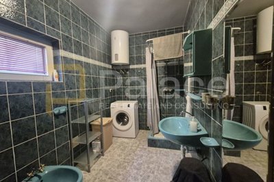 kuca-s-tri-apartmana-80-m-od-mora_4