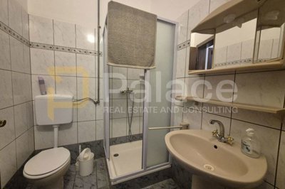 kuca-s-tri-apartmana-80-m-od-mora_7