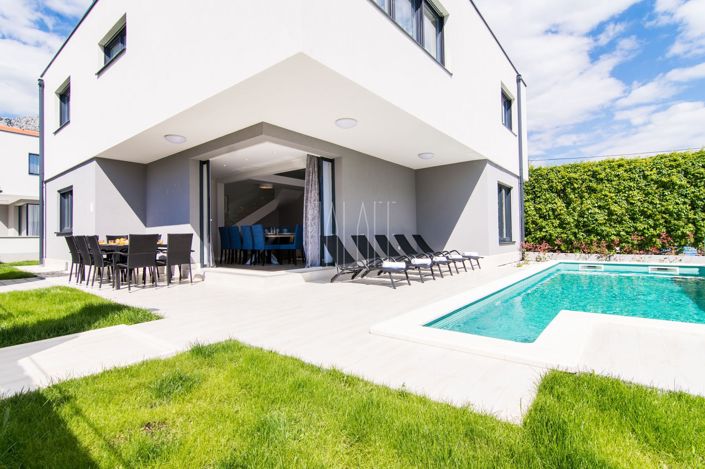 Image No.11-10 Bed Villa for sale