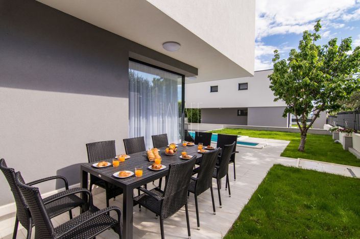 Image No.13-10 Bed Villa for sale