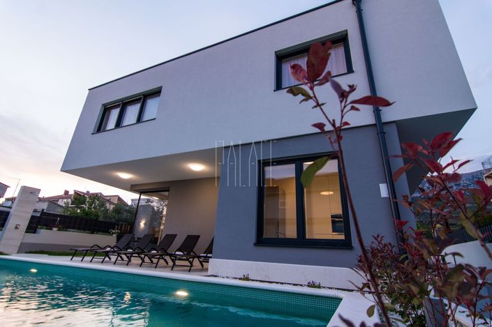 Image No.16-10 Bed Villa for sale
