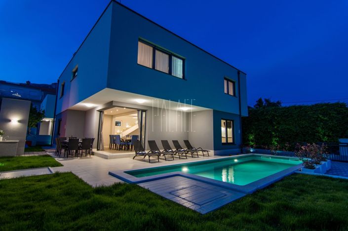 Image No.20-10 Bed Villa for sale