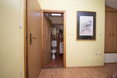 odlicna-kuca-sa-2-stana-i-poslovnim-prostorom-u-centru_15