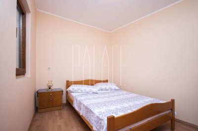 odlicna-kuca-sa-2-stana-i-poslovnim-prostorom-u-centru_8