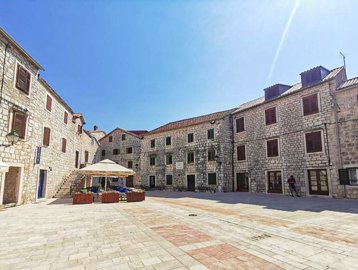 kamena-kuca-u-povijesnoj-jezgri-staroga-grada-na-hvaru_5