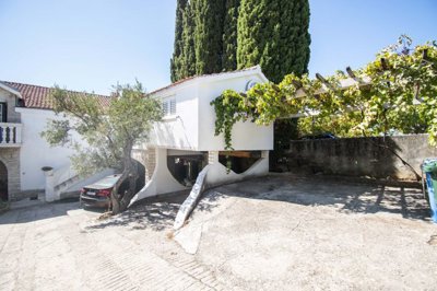 vila-u-mirnoj-uvali-s-pogledom-na-cijelu-rogoznicu_2