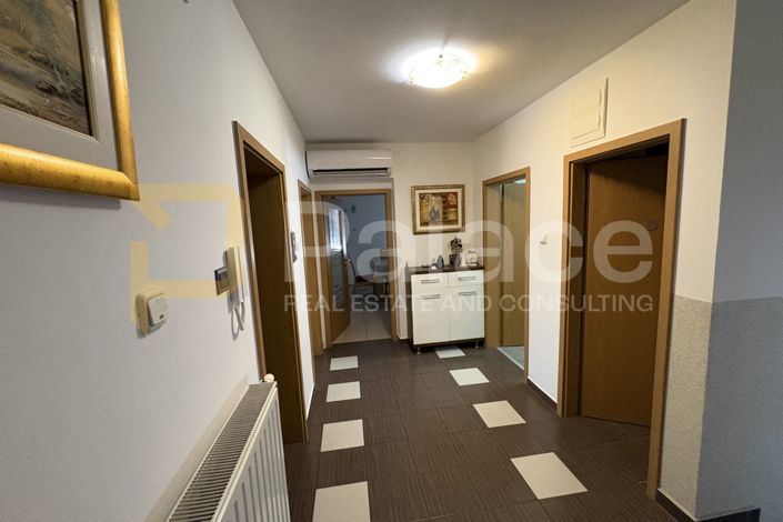 Image No.4-10 Bed House for sale