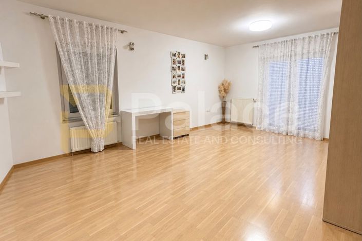 Image No.6-10 Bed House for sale