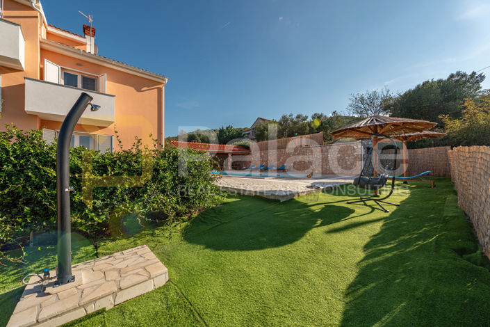 Image No.11-3 Bed House for sale