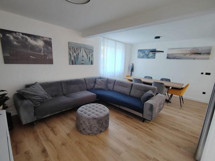 Image No.6-8 Bed House for sale