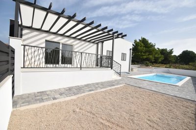 samostojeca-nova-kuca-s-bazenom-i-dvoristem-vodice-319-m2_3
