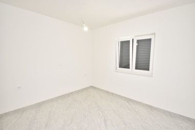 samostojeca-nova-kuca-s-bazenom-i-dvoristem-vodice-319-m2_9