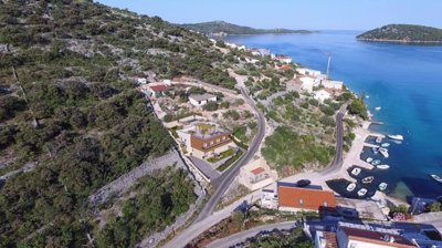 villa-s-bazenom-i-prostranom-okucnicom-prvi-red-do-mora_9