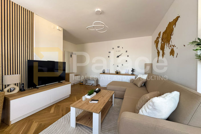 Image No.8-7 Bed House for sale