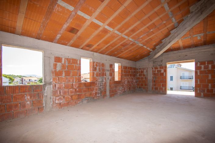 Image No.10-8 Bed House for sale