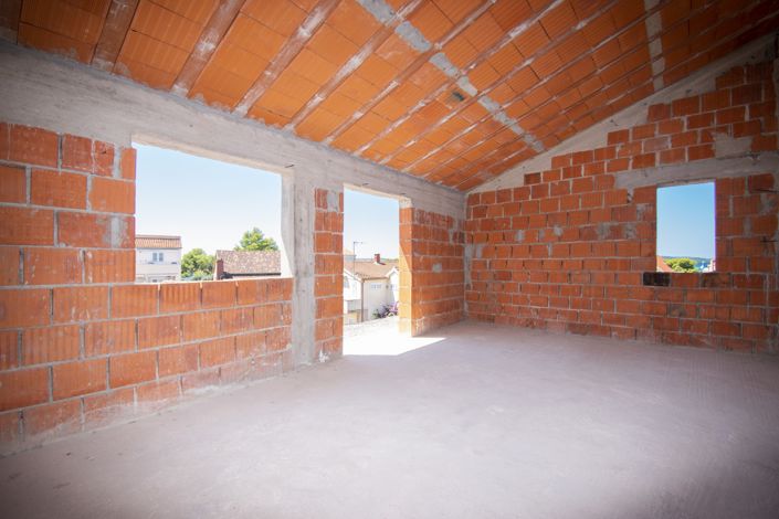 Image No.11-8 Bed House for sale