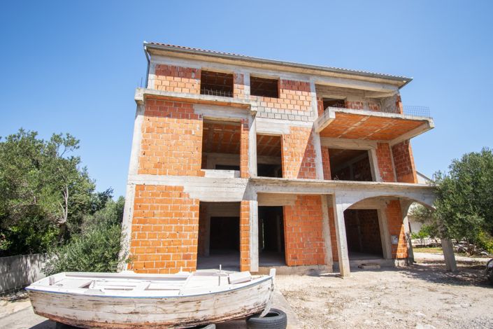 Image No.2-8 Bed House for sale